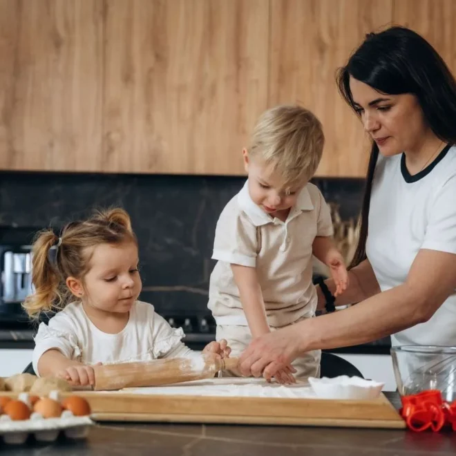 Mom FamousParenting – A Complete Guide to Raising Kids with Love and Balance