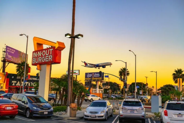 Iconic Hollywood Fast Food: The Ultimate Guide to Legendary Restaurants, Culture, and Famous Los Angeles Eats